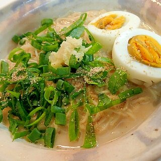 生姜香る　ゆで卵と葱とすり胡麻の豚骨ラーメン